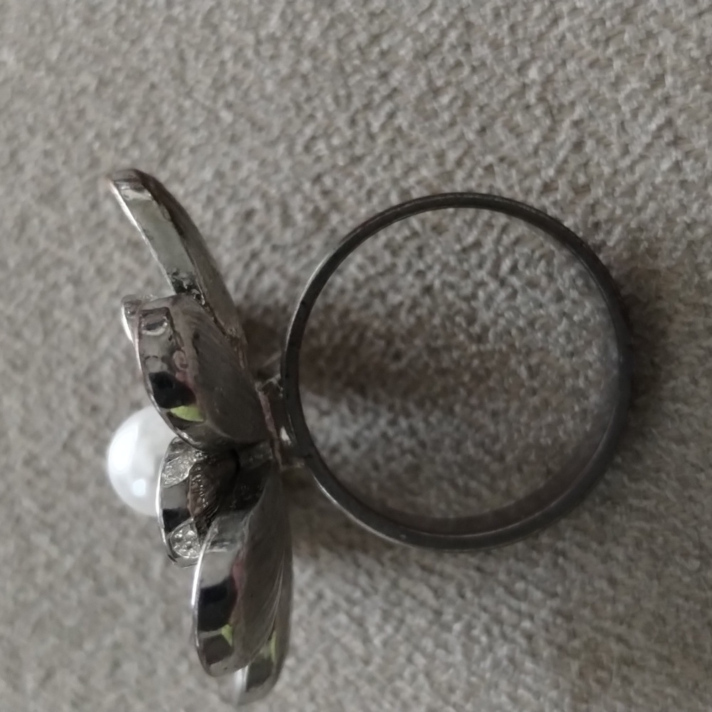 Guess ring - Picture 2 of 2